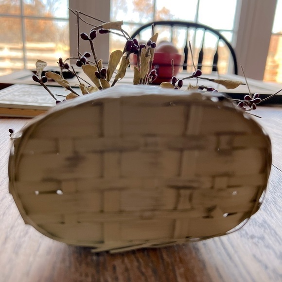 Decorative basket with dried berry spray - Picture 4 of 4